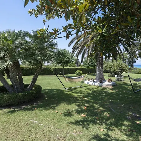 Villa Beachfront Paradise By Luxlikehome *